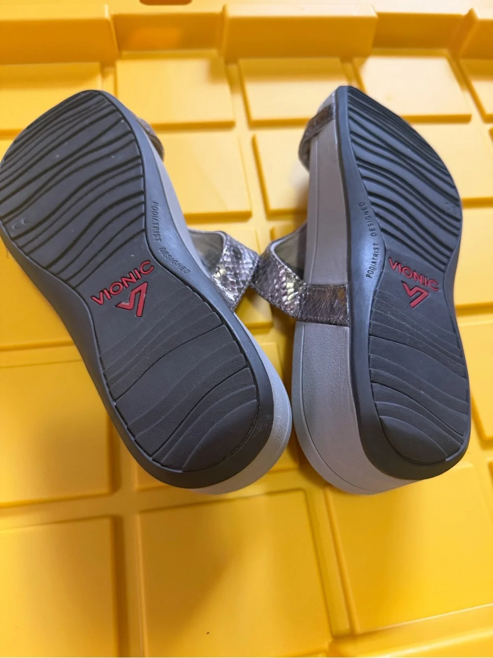 Vionic Metallic Silver Snake-Print Slide Adjustable Sandals women’s size 7
